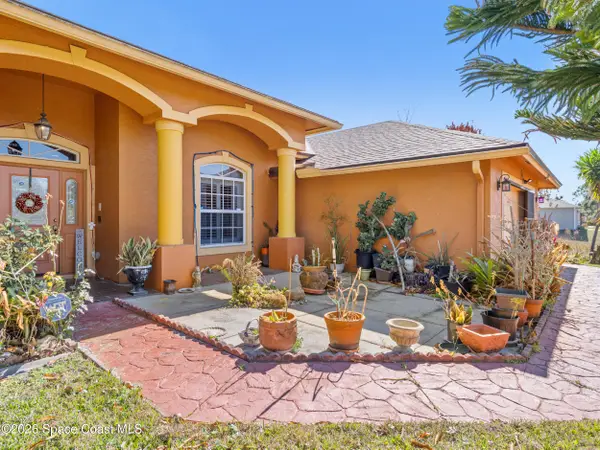 882 Palo Alto Street Se, Palm Bay, FL 32909