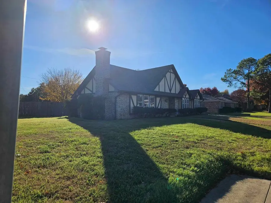 201 W Louella Drive, Hurst, TX 76054 - #2