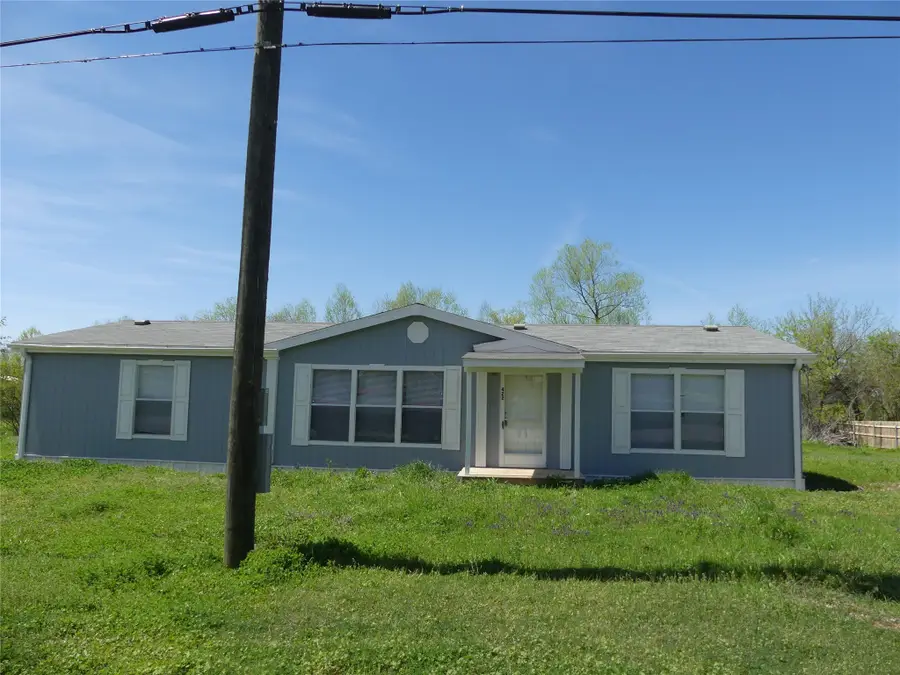 422 Hutchinson Street, Bowie, TX 76230 - Image #2
