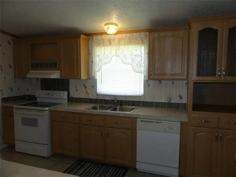 422 Hutchinson Street, Bowie, TX 76230 - Image #3