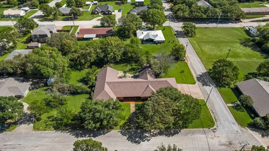 901 Spears Street, Bowie, TX 76230 - Image #2