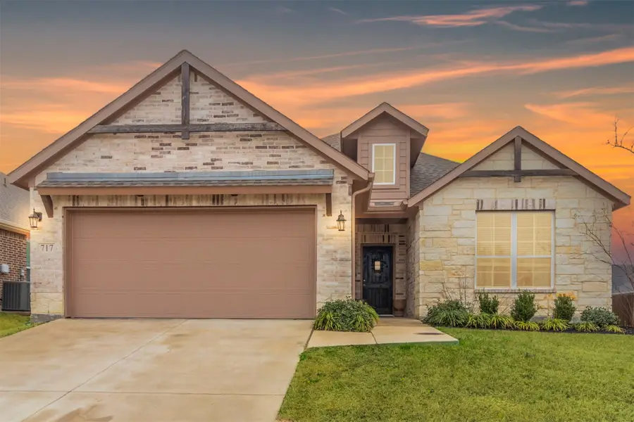 717 Woodcrest Drive, Ennis, TX 75119 - Image #2