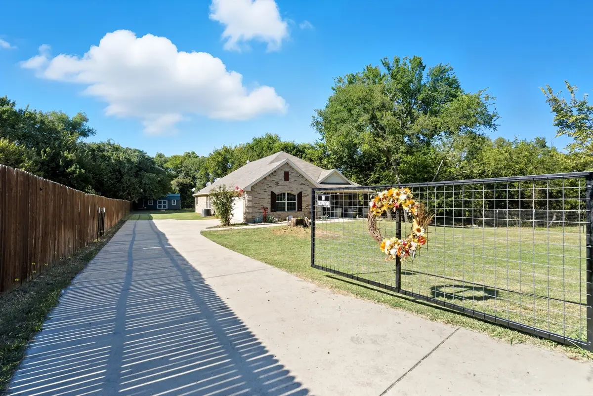 104 Candis Court, Springtown, TX 76082 - Image #1