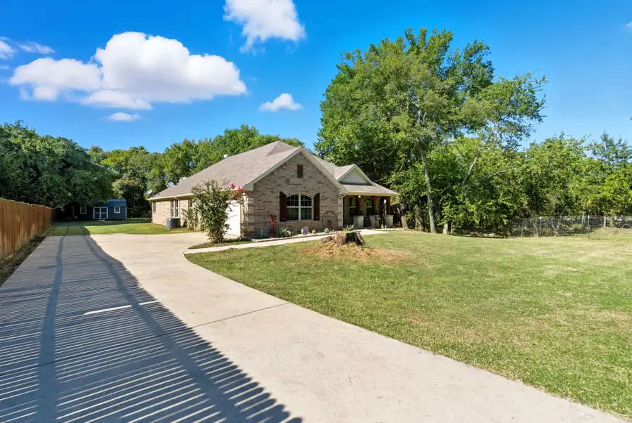 104 Candis Court, Springtown, TX 76082 - Image #3