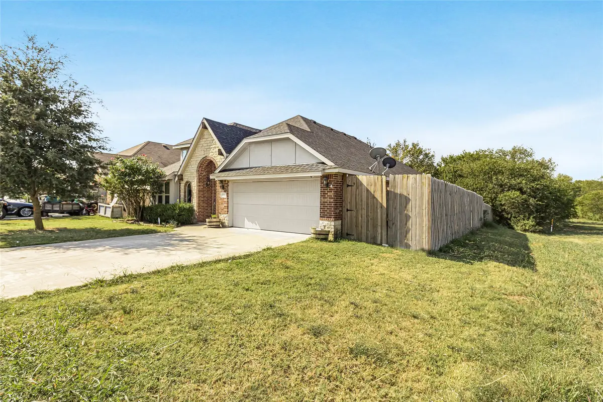 803 Lakeview Drive, Alvarado, TX 76009 - Image #1