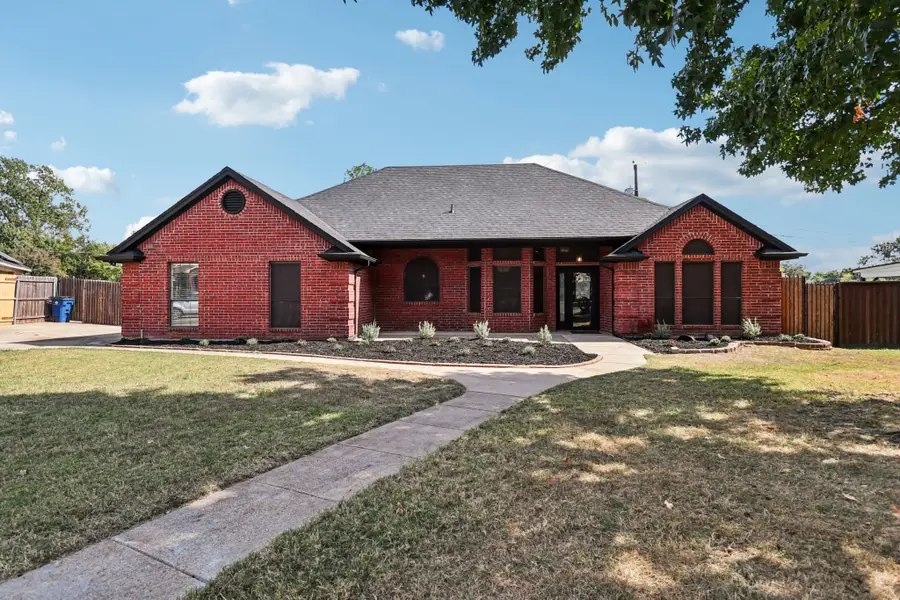 417 Sherwood Court, Burleson, TX 76028 - Image #2