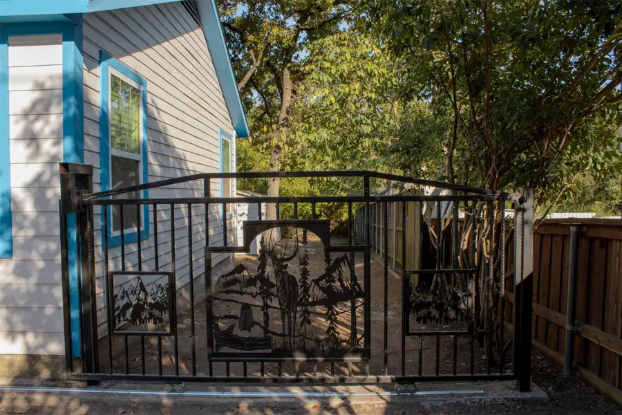 9046 Dorinda Circle, Dallas, TX 75217 - Image #2