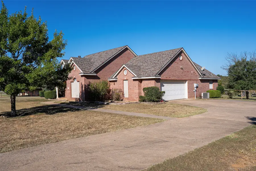 3813 Ponderosa Circle, Cleburne, TX 76031 - Image #2