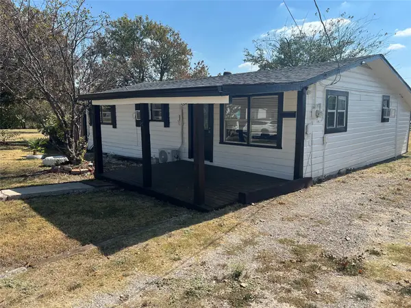 402 E Davis Avenue, Alvarado, TX 76009