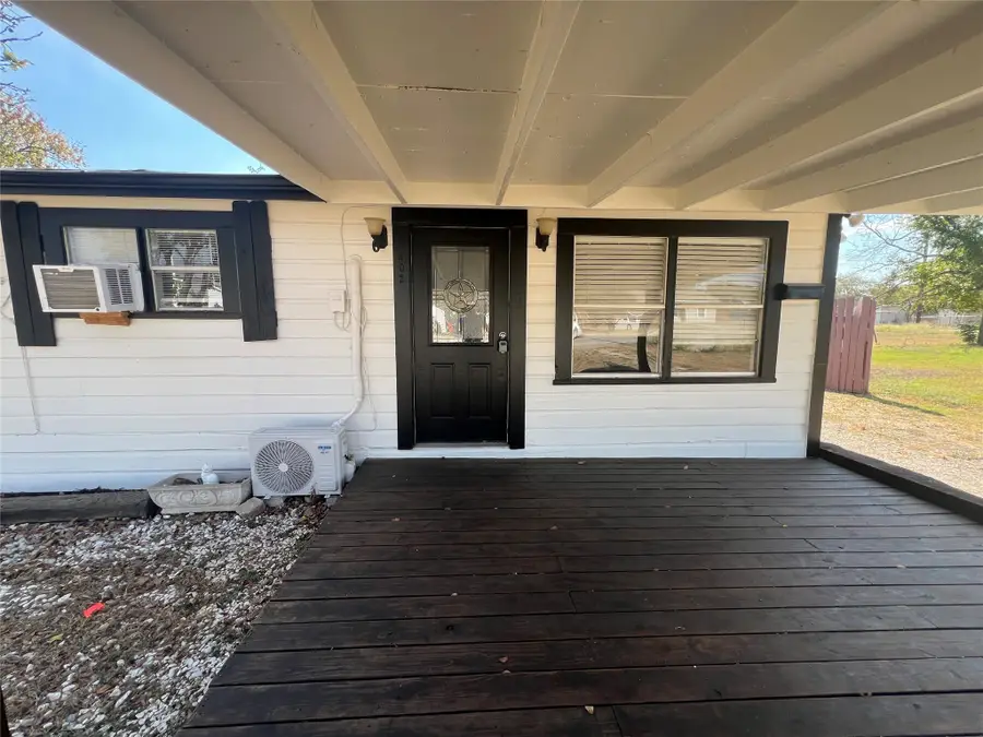 402 E Davis Avenue, Alvarado, TX 76009 - Image #3