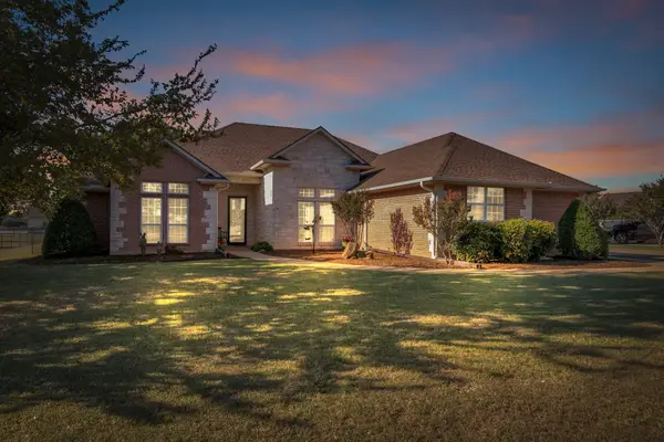 2101 W Emerald Bend Court, Granbury, TX 76049
