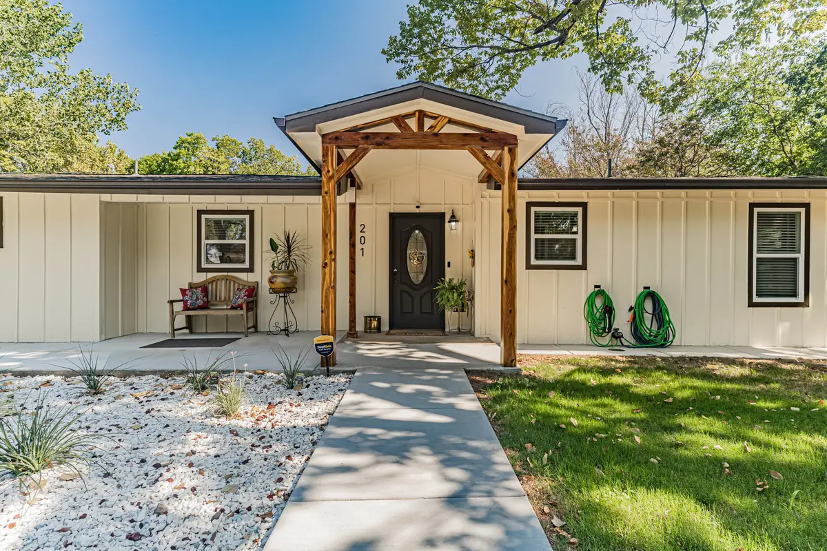201 S Coulston Street, Granbury, TX 76048 - Image #1