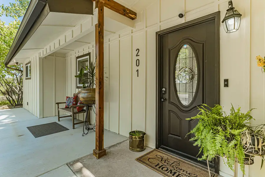 201 S Coulston Street, Granbury, TX 76048 - Image #2