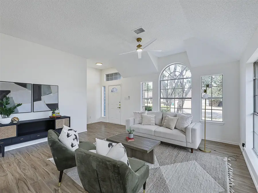 823 Shady Brook Lane, Cedar Hill, TX 75104 - Image #3