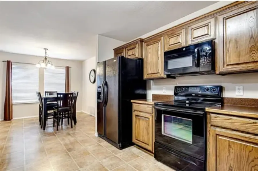 617 Bretts Way, Burleson, TX 76028 - Image #2