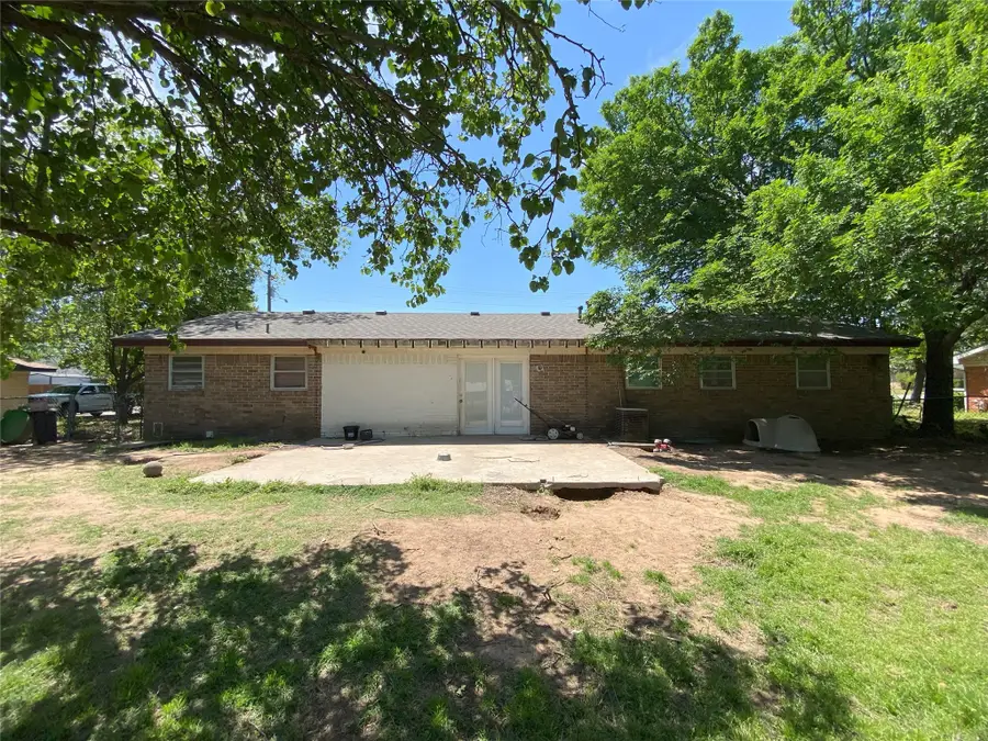 705 Pillar Street, Bowie, TX 76230 - Image #2