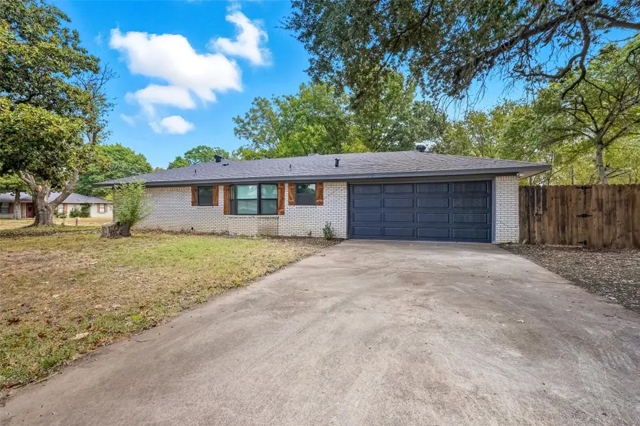 412 Brook Hollow Circle, Desoto, TX 75115 - Image #2
