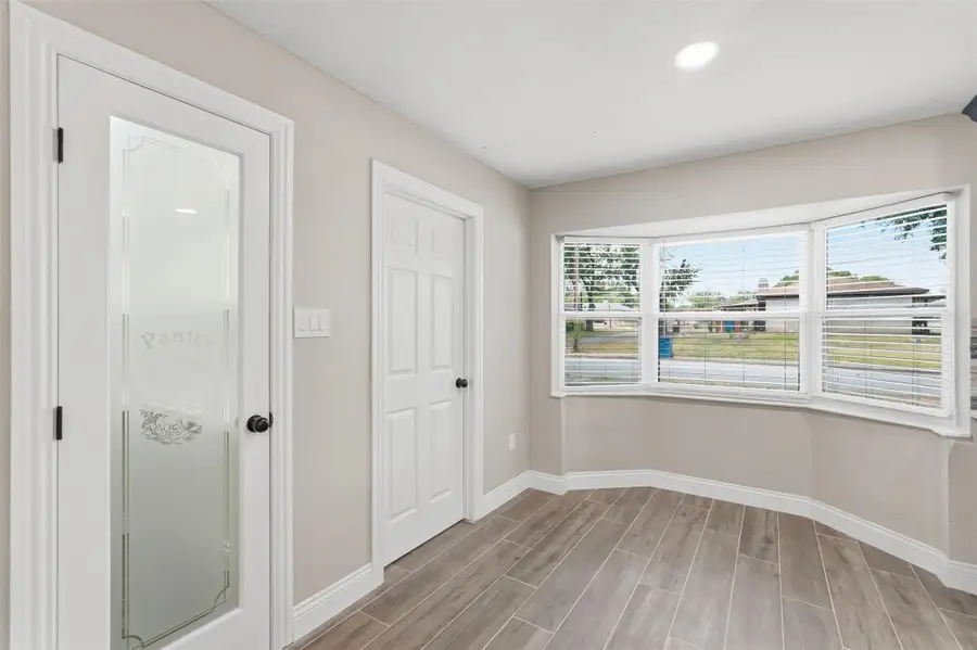 412 Brook Hollow Circle, Desoto, TX 75115 - Image #3