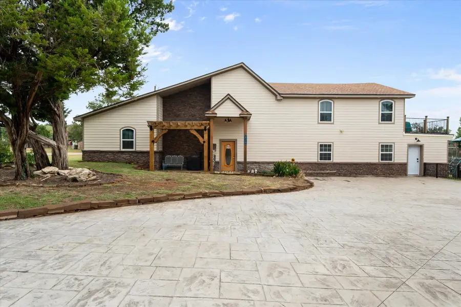 419 Sky Harbour Court, Granbury, TX 76049 - Image #2
