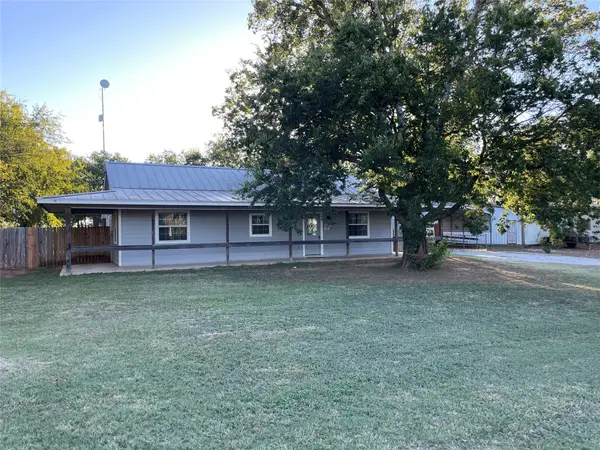 208 N Stadium Drive, Alvord, TX 76225