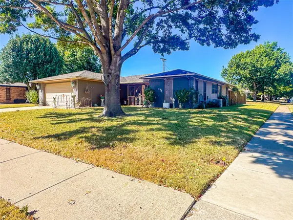 900 Savannah Drive, Ennis, TX 75119