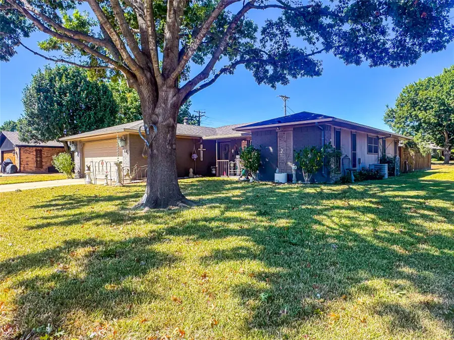 900 Savannah Drive, Ennis, TX 75119 - Image #2