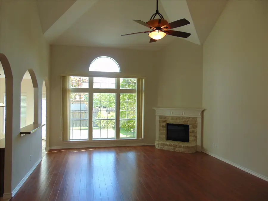 212 Crystal Lake Drive, Desoto, TX 75115 - Image #2