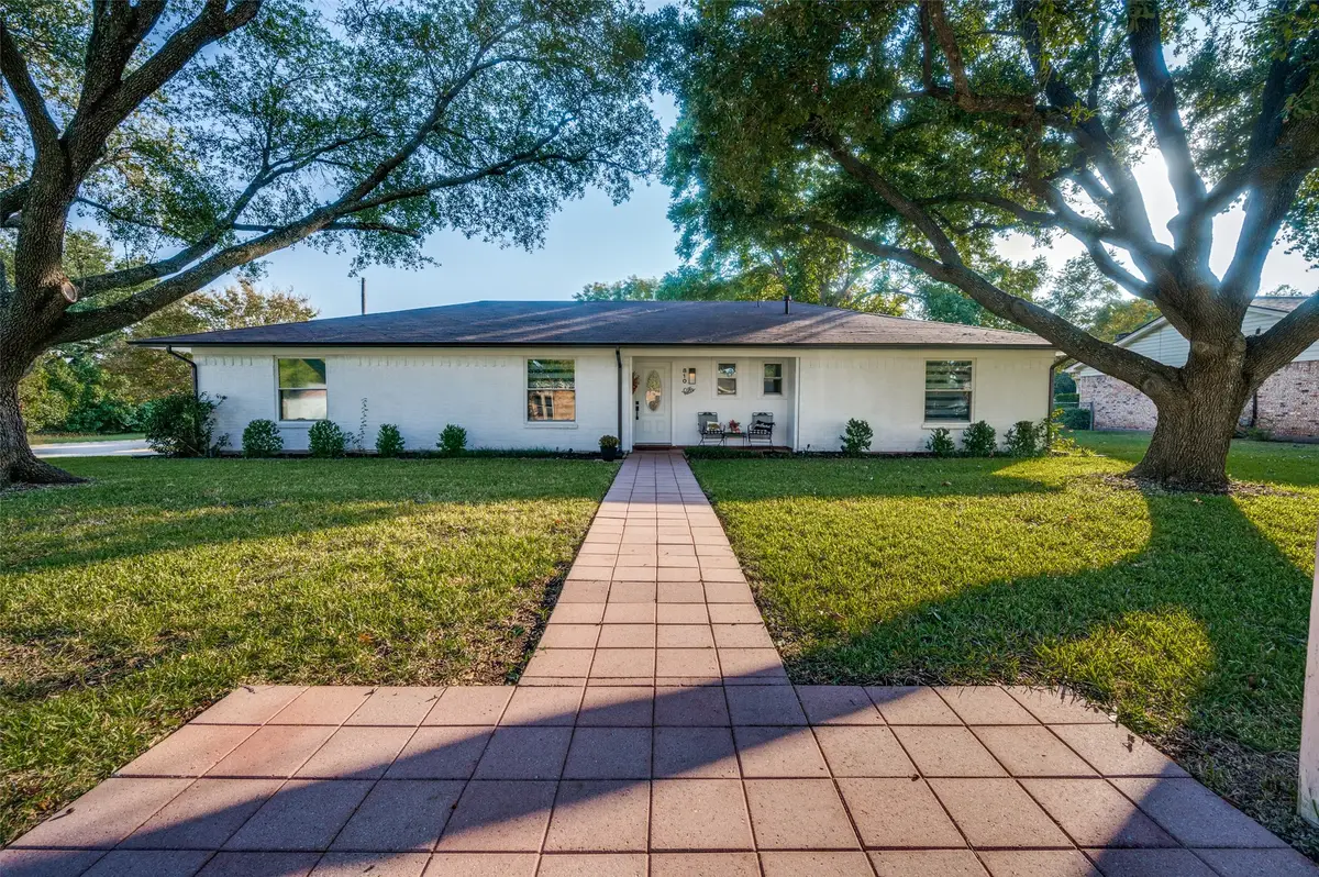 810 Darnell Avenue, Benbrook, TX 76126 - Image #1