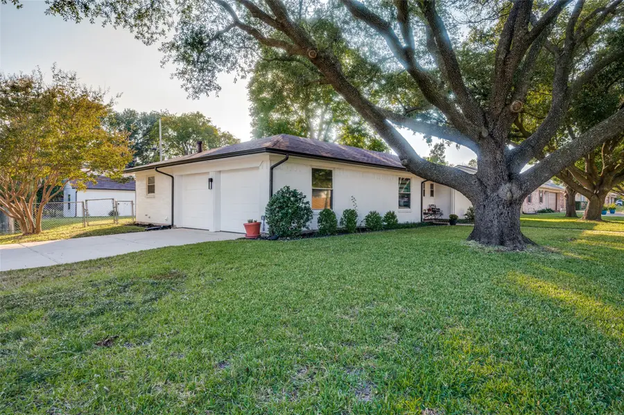 810 Darnell Avenue, Benbrook, TX 76126 - Image #3