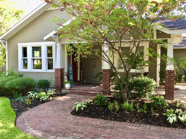 416 W College Street, Grapevine, TX 76051