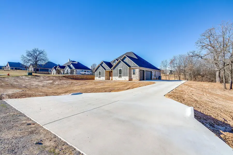 9025 Valley Oak Court, Springtown, TX 76082 - Image #2
