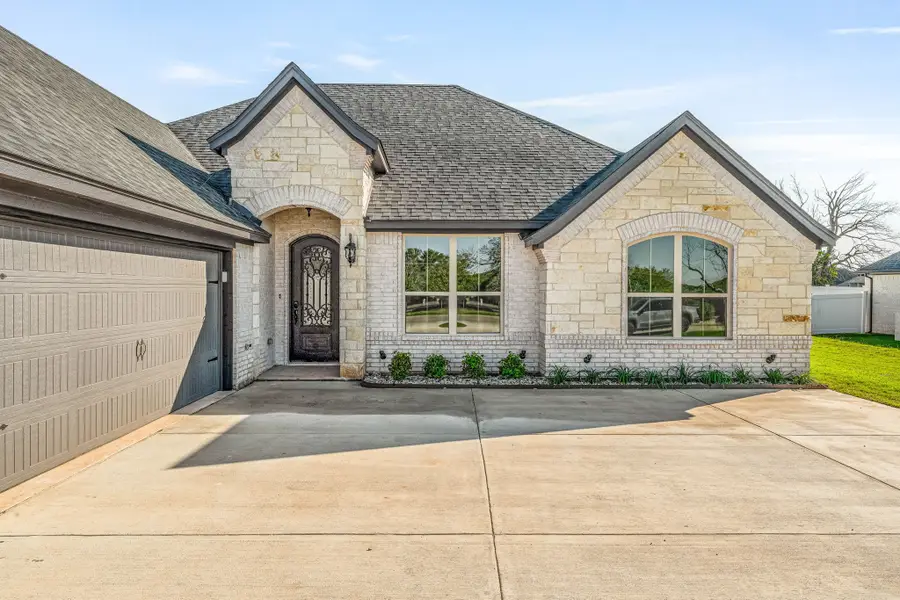 2160 Middlewood Circle, Granbury, TX 76049 - Image #2