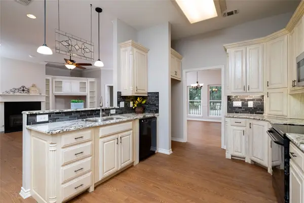 604 Runaway Bay Drive, Runaway Bay, TX 76426