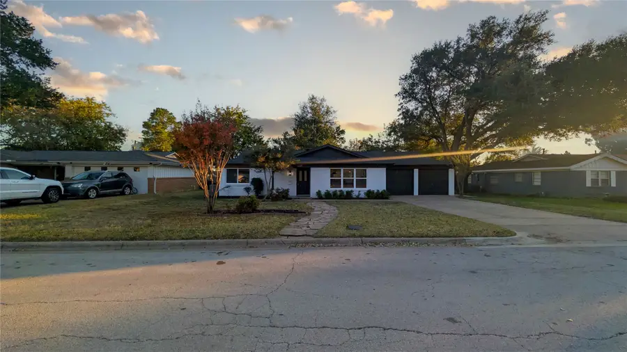 409 Vicki Place, Hurst, TX 76053 - Image #2