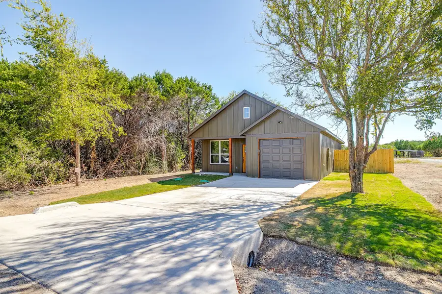 933 Colorado River Drive, Granbury, TX 76048 - Image #2