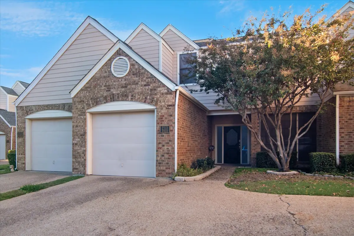 211 Cimarron Trail #4, Irving, TX 75063 - Image #1