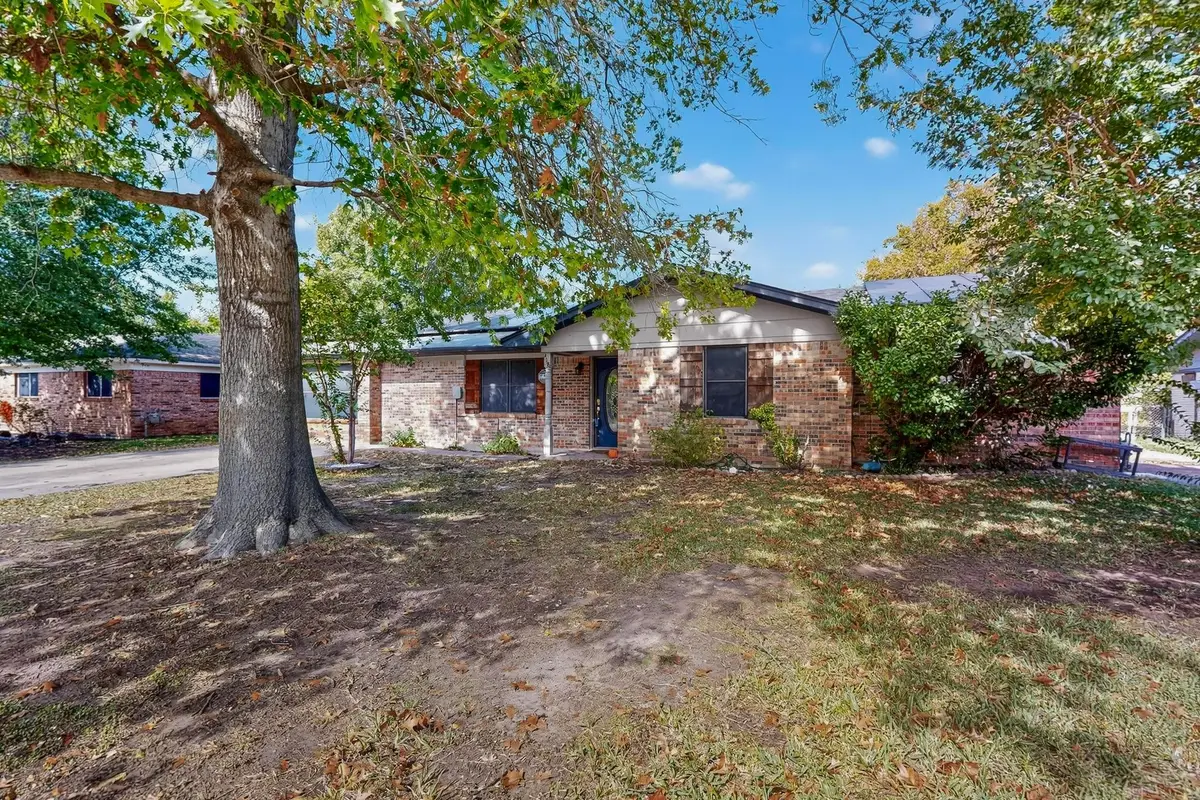 418 Hillside Drive, Gainesville, TX 76240 - Image #1