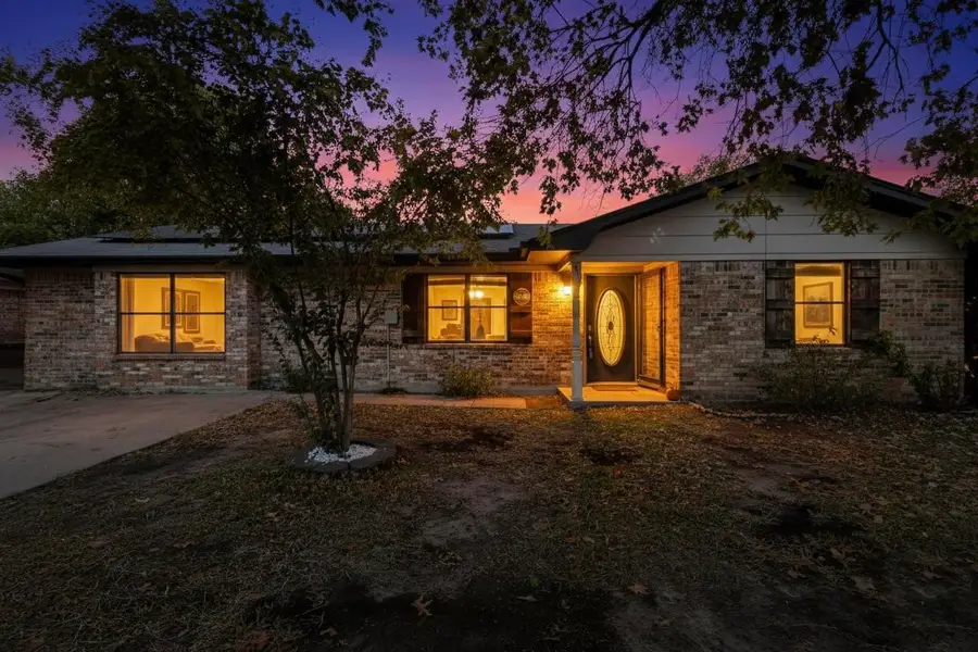 418 Hillside Drive, Gainesville, TX 76240 - Image #2