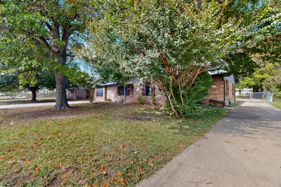418 Hillside Drive, Gainesville, TX 76240 - Image #3