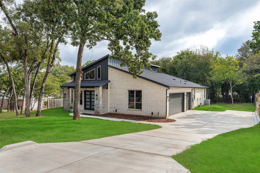 9703 Rosalie Court, Granbury, TX 76049 - Image #3