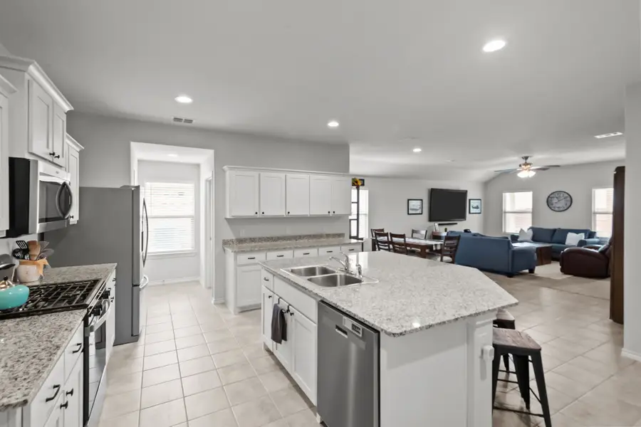 729 Emmons Creek Street, Justin, TX 76247 - Image #2