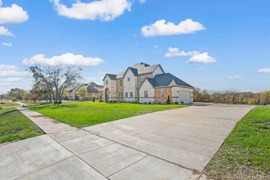 828 Mallard Pointe Drive, Grand Prairie, TX 75104 - Image #2
