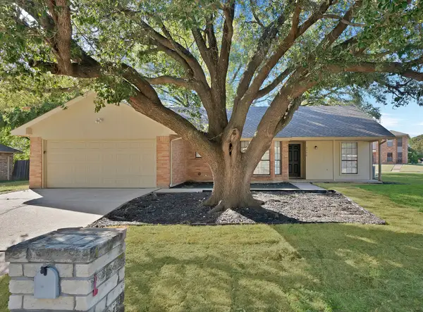 5300 Stagetrail Drive, Arlington, TX 76017