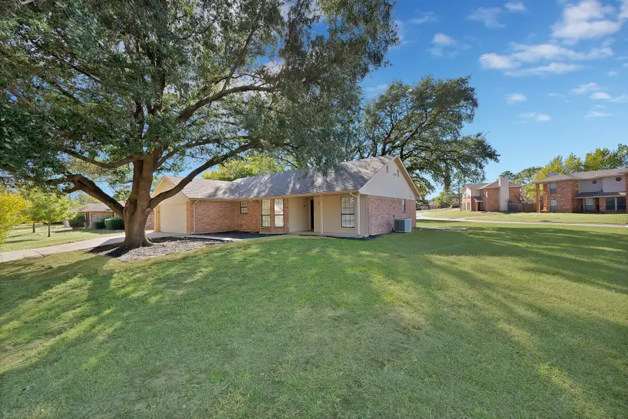 5300 Stagetrail Drive, Arlington, TX 76017 - Image #2