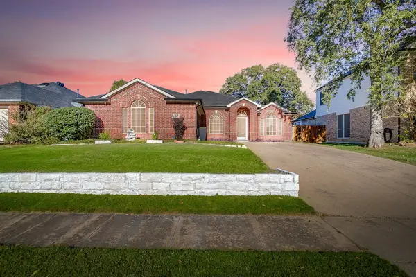 515 Deerwood Drive, Burleson, TX 76028