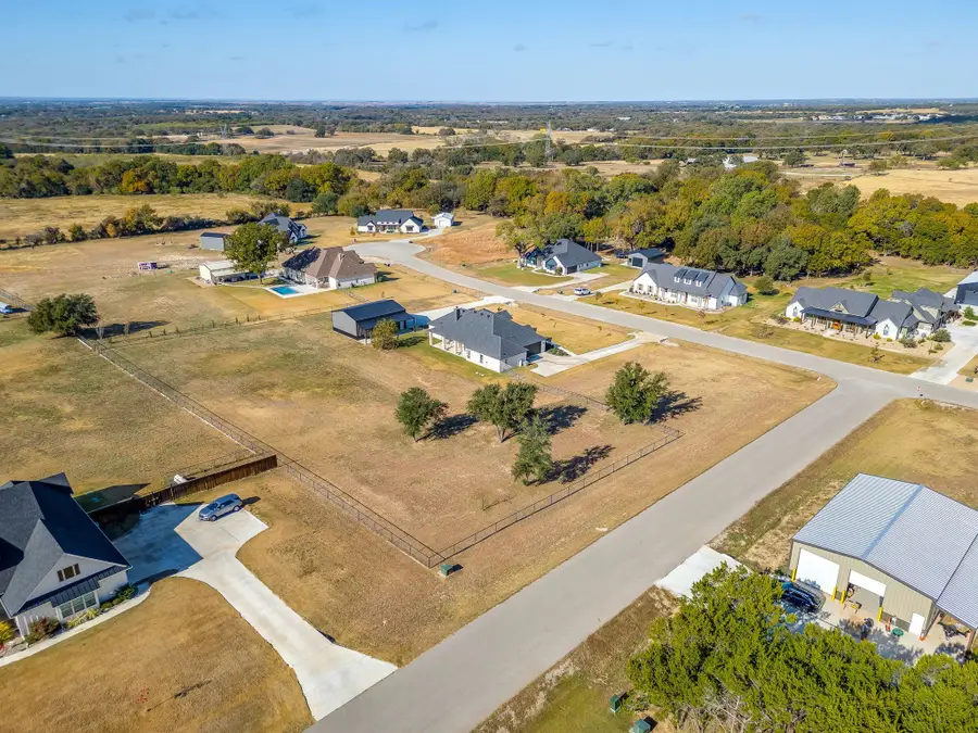 423 Creekside Court, Weatherford, TX 76087 - Image #3