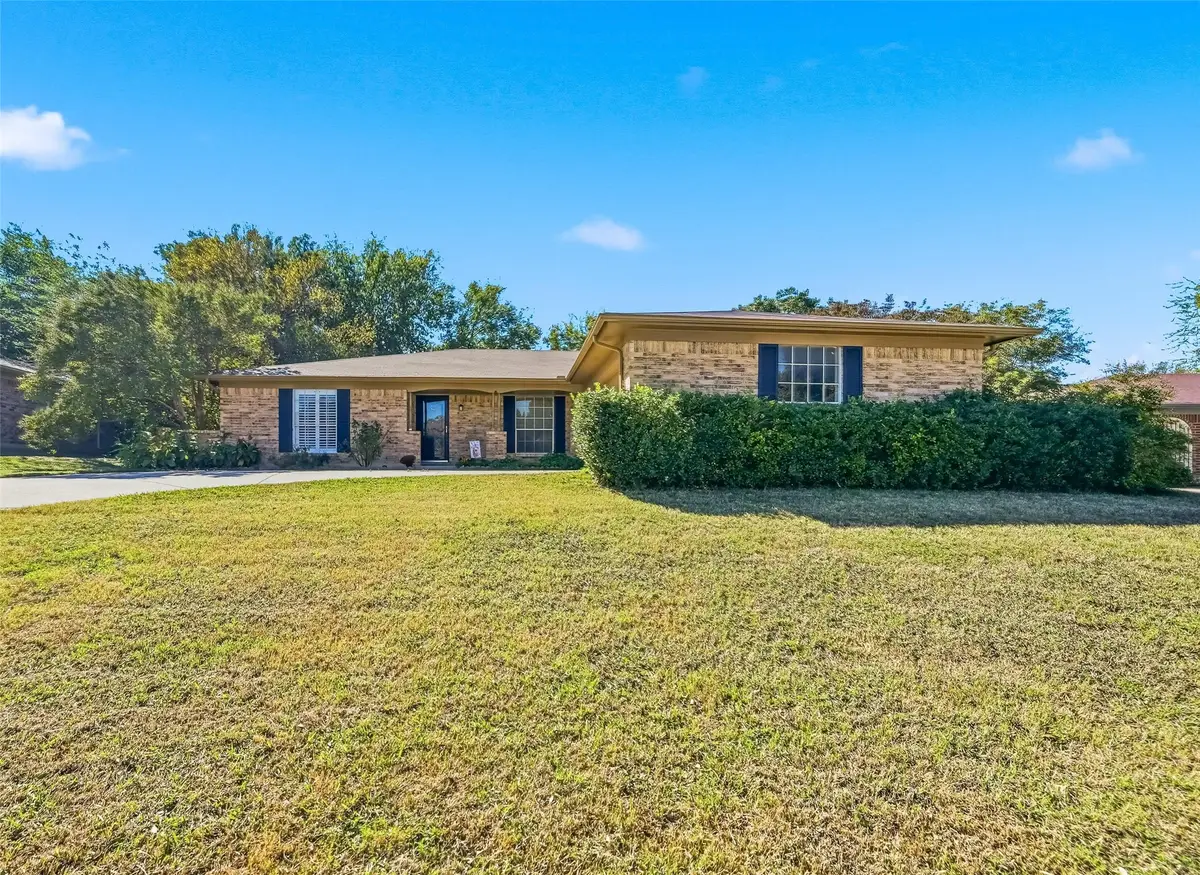 6320 Lunar Drive, Edgecliff Village, TX 76134 - Image #1