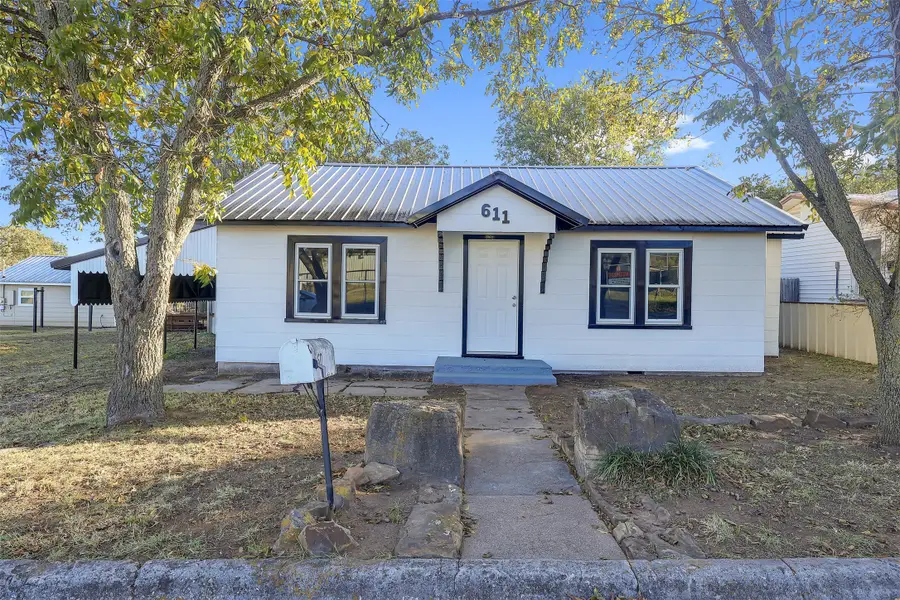611 W College Street, Jacksboro, TX 76458 - Image #3