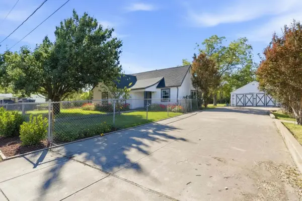 3229 Meadow Oaks Drive, Haltom City, TX 76117