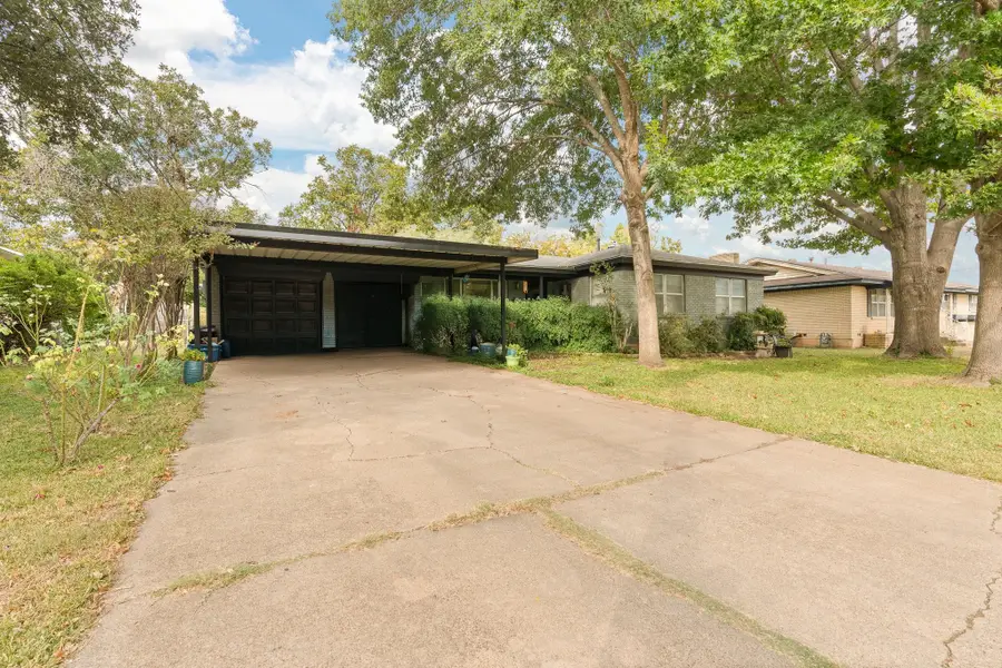 709 Cozby Street N, Benbrook, TX 76126 - Image #2